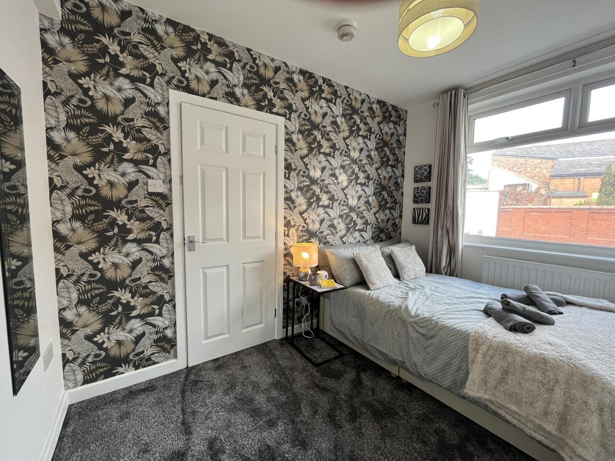 Modernised Central Wigan Townhouse Sleeps Up To 6 Exterior foto
